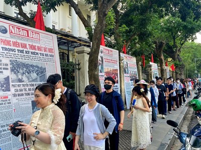 Người dân xếp hàng dài đón nhận phụ san đặc biệt của Báo Nhân Dân