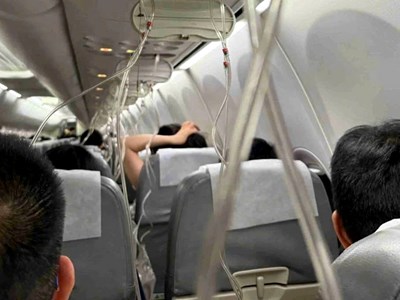Máy bay hạ độ cao đột ngột 7.000m, hành khách hoảng loạn