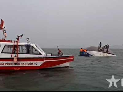 Tàu khách bị lật trên vịnh Hạ Long, 53 người trên tàu