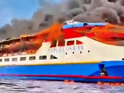 Hàng trăm hành khách nhảy xuống biển thoát thân khi tàu bốc cháy ở Indonesia