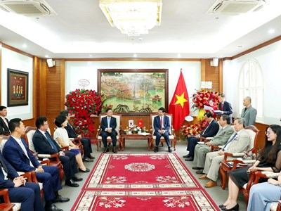 Trao tặng Bằng khen cho Đại sứ du lịch Lý Xương Căn 