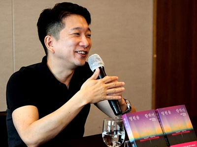 Anton Hur ra mắt tiểu thuyết viễn tưởng “Hướng tới vĩnh hằng”