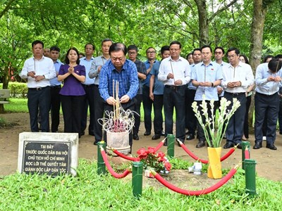 Phó Chủ tịch Quốc hội Lê Minh Hoan dâng hương tại đình Tân Trào