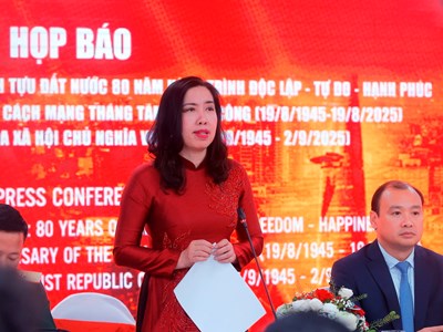 Kiều bào về nước tham gia Lễ diễu binh, diễu hành dịp Đại lễ A80