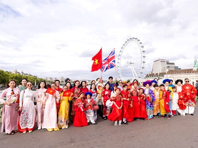 “Việt phục bộ hành London” - Tổ quốc trong tim, dù đi xa vạn dặm