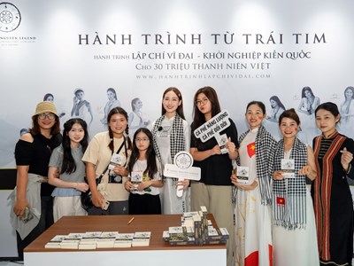 Các người đẹp tỏa sáng cùng Trung Nguyên Legend tại Triển lãm Thành tựu đất nước