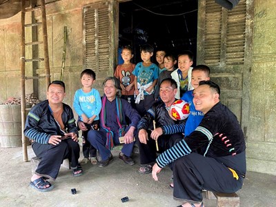 Chàng thanh niên Mông “thắp lửa khởi nghiệp” nơi bản làng “trên mây”