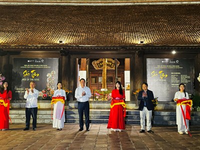 Khi hội họa và hương trầm hòa quyện trong không gian Văn Miếu