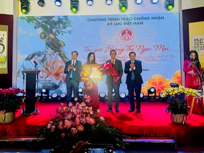 Ra mắt tập thơ “Mẹ ơi, con nhớ mẹ”