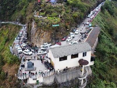 Dốc Thẩm Mã, đèo Mã Pí Lèng tắc nghẹt, khách không tìm được phòng ở