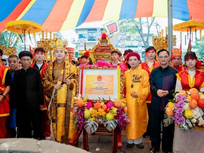 Linh thiêng lễ rước nước đền Rừng