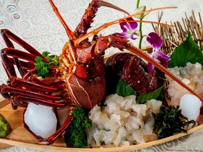 Gỏi tôm hùm trứ danh khiến du khách quốc tế tìm đến Ngự Uyển