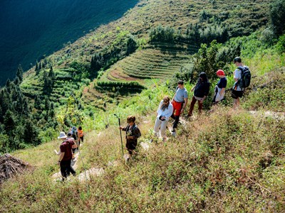 Đừng nhìn khách du lịch “Tây ba lô” qua ví tiền