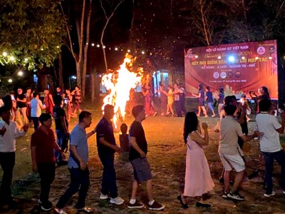 Hát dưới ánh trăng tan ở A Lưới