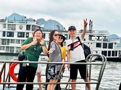 Một hành trình khám phá hai vịnh đẹp Hạ Long và Lan Hạ