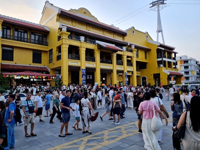 Quảng Ninh “vào guồng” đón dòng khách lớn