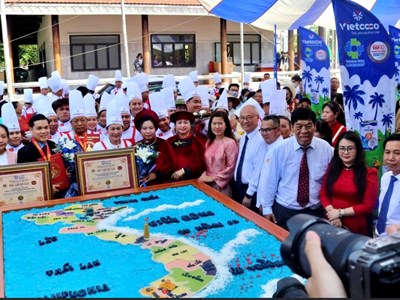 Xác lập kỷ lục bản đồ Việt Nam từ xôi nước cốt dừa lớn nhất