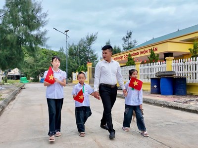 Xúc động lễ khai giảng chỉ có 1 thầy, 3 trò trên đảo Trần