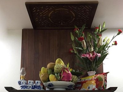 Lời khuyên với những gia đình chỉ bày một lọ hoa trên bàn thờ