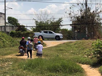 Bất an với cảnh người dân liều mình lưu thông qua đoạn đường tiềm ẩn tai nạn giao thông