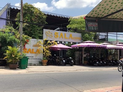 Bất chấp yêu cầu tháo dỡ, điểm kinh doanh cà phê vẫn công khai hoạt động