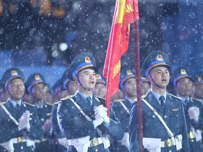 Đội mưa xem sơ duyệt diễu binh, diễu hành