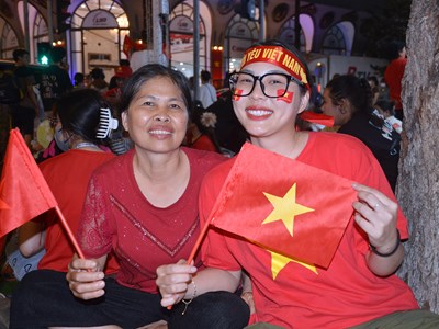 Người dân “lập chốt” qua đêm, chờ xem diễu binh, diễu hành chính thức mừng đại lễ 30.4