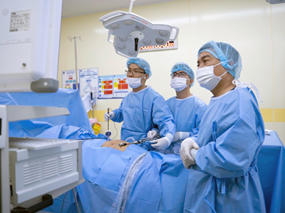 Ứng dụng thành công kỹ thuật nội soi hiện đại trong điều trị sỏi mật phức tạp cho người bệnh lớn tuổi