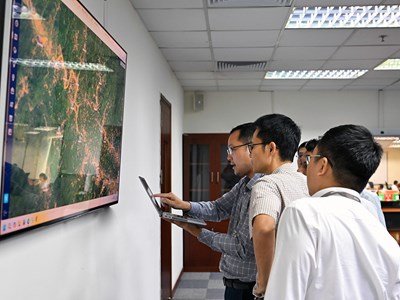 Đảm bảo sóng viễn thông liên lạc tại khu vực ngập lụt ở Nghệ An