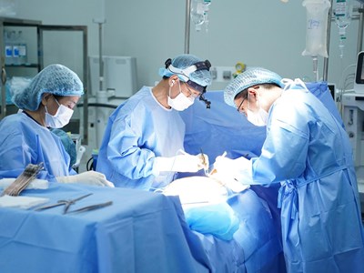 Cắt bỏ khối u khổng lồ, giành lại sự sống cho cụ ông 75 tuổi