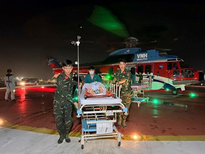 Căng thẳng chuyến bay cấp cứu vượt bão xuyên đêm từ Trường Sa về đất liền 