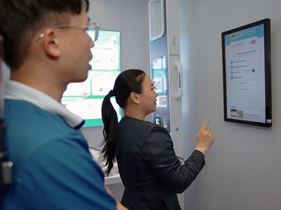 Người dân TP.HCM háo hức trải nghiệm trạm Công dân số