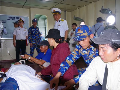 Đưa ngư dân bị tai nạn trên biển về đất liền điều trị an toàn