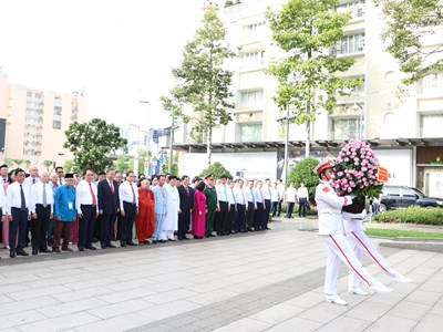 Lãnh đạo Đảng, Nhà nước và TP.HCM dâng hoa tưởng nhớ Chủ tịch Hồ Chí Minh