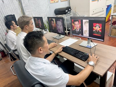TP.HCM: Hơn 20 bạn trẻ tình nguyện phục dựng ảnh liệt sĩ