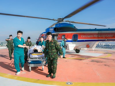 Trực thăng bay xuyên đêm đưa bệnh nhân từ Trường Sa về đất liền điều trị kịp thời