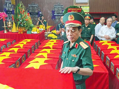Đại tướng Phan Văn Giang dâng hoa, dâng hương tưởng niệm các liệt sĩ tại TP.HCM