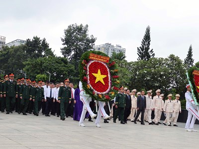Lãnh đạo TP.HCM dâng hoa, dâng hương tưởng niệm các Anh hùng liệt sĩ