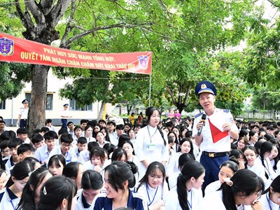 Cảnh sát biển về trường học tuyên truyền chống khai thác IUU