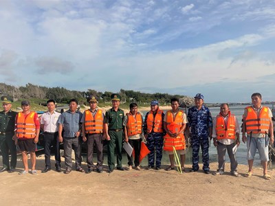 Lai dắt tàu cá cùng 21 ngư dân về bờ an toàn