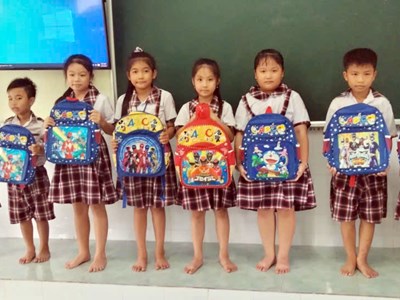 Báo Văn Hóa trao 70 suất quà cho học sinh tiểu học tỉnh Cà Mau