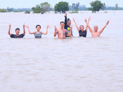 Cuối tuần nhộn nhịp tắm đồng ở vùng biên giới Hồng Ngự