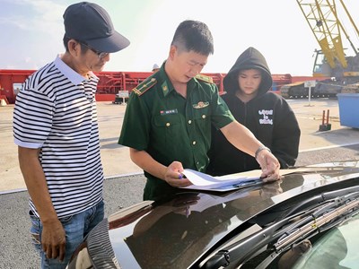 Bộ đội Biên phòng TP.HCM tiếp nhận ngư dân gặp nạn trên biển
