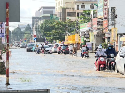 Triều cường vượt báo động III, gây ngập nhiều tuyến đường ở Cần Thơ
