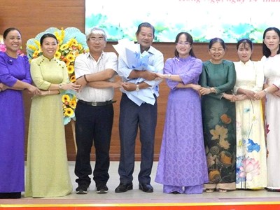 Đồng Tháp đỡ đầu học sinh khó khăn, neo đơn vùng biên đến trường