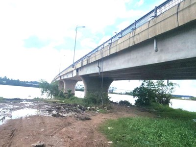 Phát hiện túi da chứa 144 triệu đồng trong ô tô dưới kênh ở Vĩnh Long