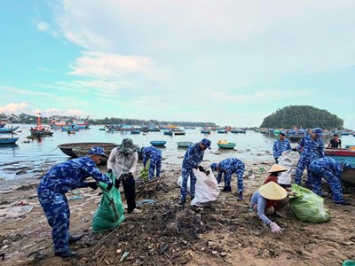 Cảnh sát biển “xắn tay áo” cùng ngư dân làm sạch môi trường biển