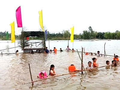 Đồng Tháp dạy bơi miễn phí cho trẻ em vùng lũ