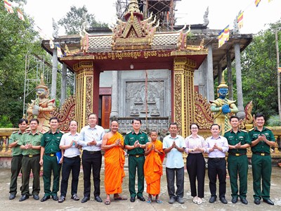 Thăm và chúc mừng lễ Sen Dolta của đồng bào Khmer