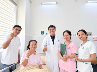 Phẫu thuật nội soi khối u buồng trứng lớn cho một phụ nữ người Campuchia